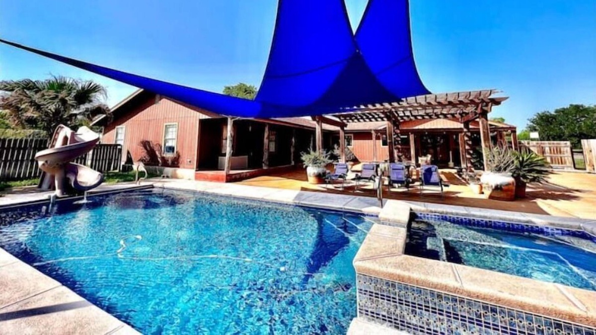 Sandia House | Private one-acre Oasis Pool Resort - near Corpus Christi Lake