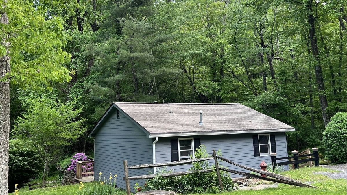 Lyndhurst Cabin | Private One Bedroom by Mountain Stream