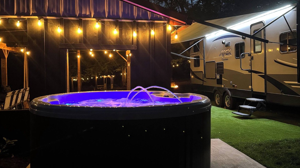 Narvon RV Rental | Private one-of-a-kind Camping experience! Hot Tub!