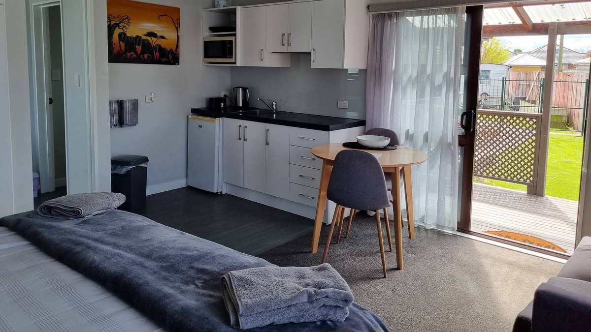Redwood Apartment | Private open plan self-contained unit. Cooking facilities. King Size bed.