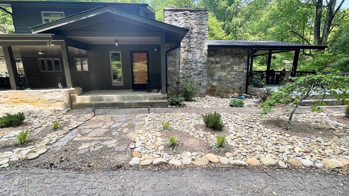 Waynesville House | Private, Peaceful Mountain Getaway next to a mini farm! Blue Rdge Pkwy close by