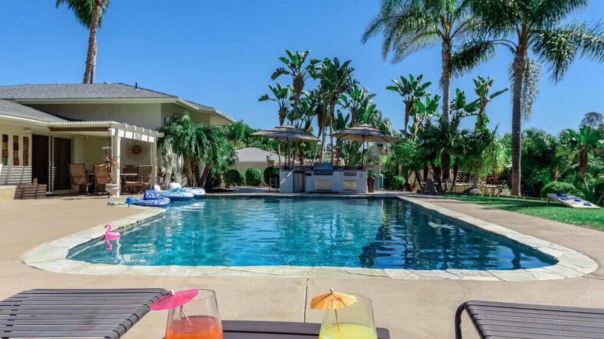 Mira Costa House | Private Pickelball Ct, BBQ, Fire Pit, Large Pool, Near Frontwave Arena and Ocean
