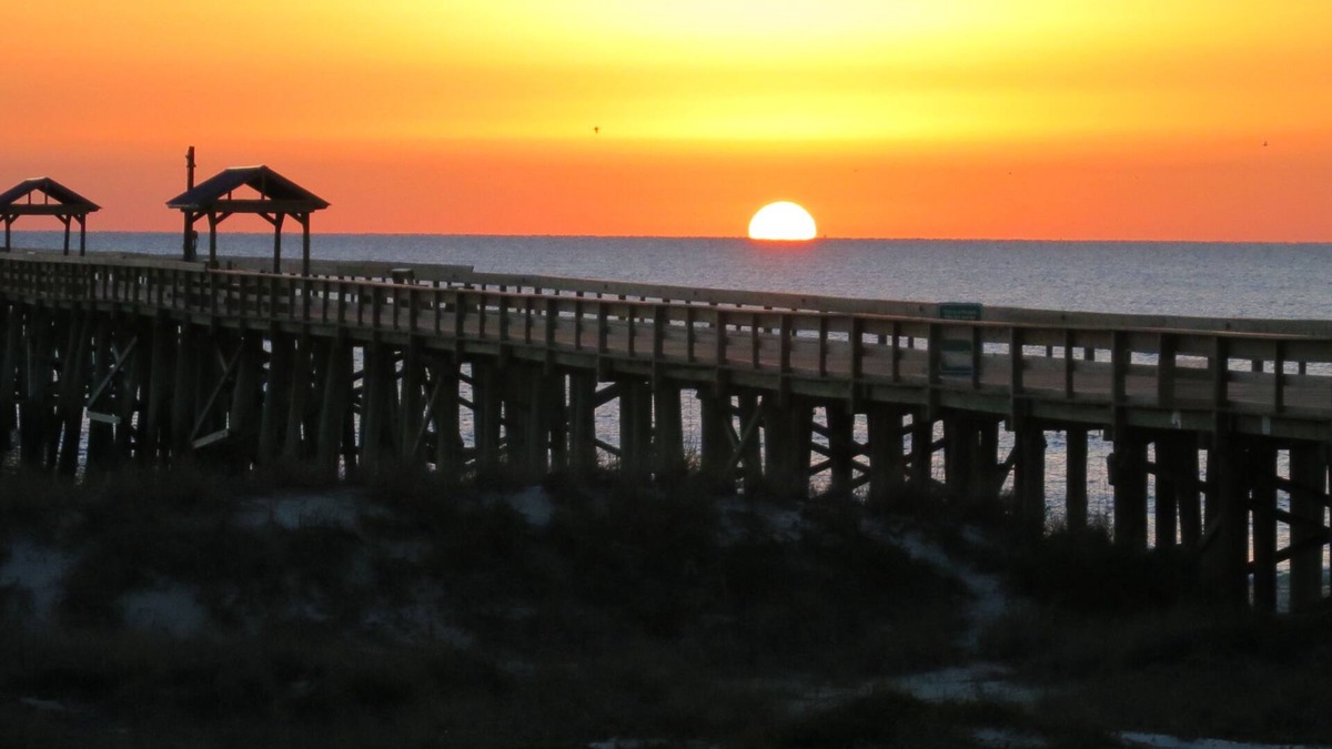 Fernandina Beach Condo | Private PIER Ground Floor Oceanfront Condo with King Bed, Tennis Courts & Pool!