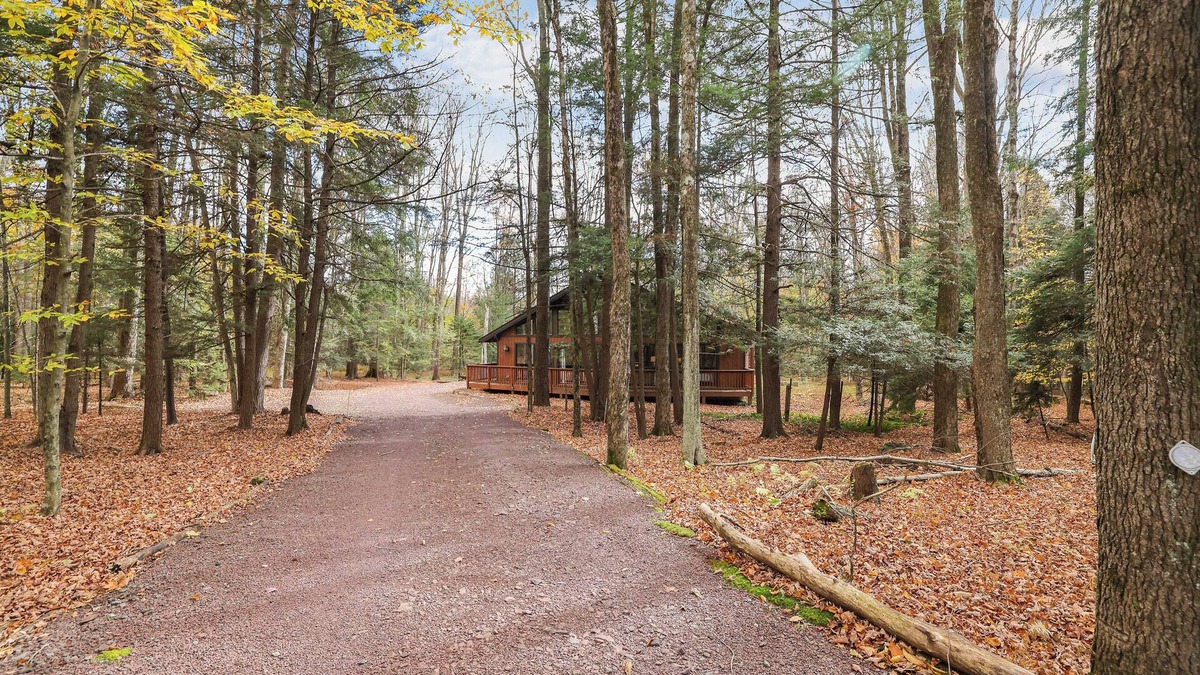 Blakeslee Ski Chalet | Private Pocono Chalet on cul-de-sac with Fireplace, Firepit, Lake Access, Deck