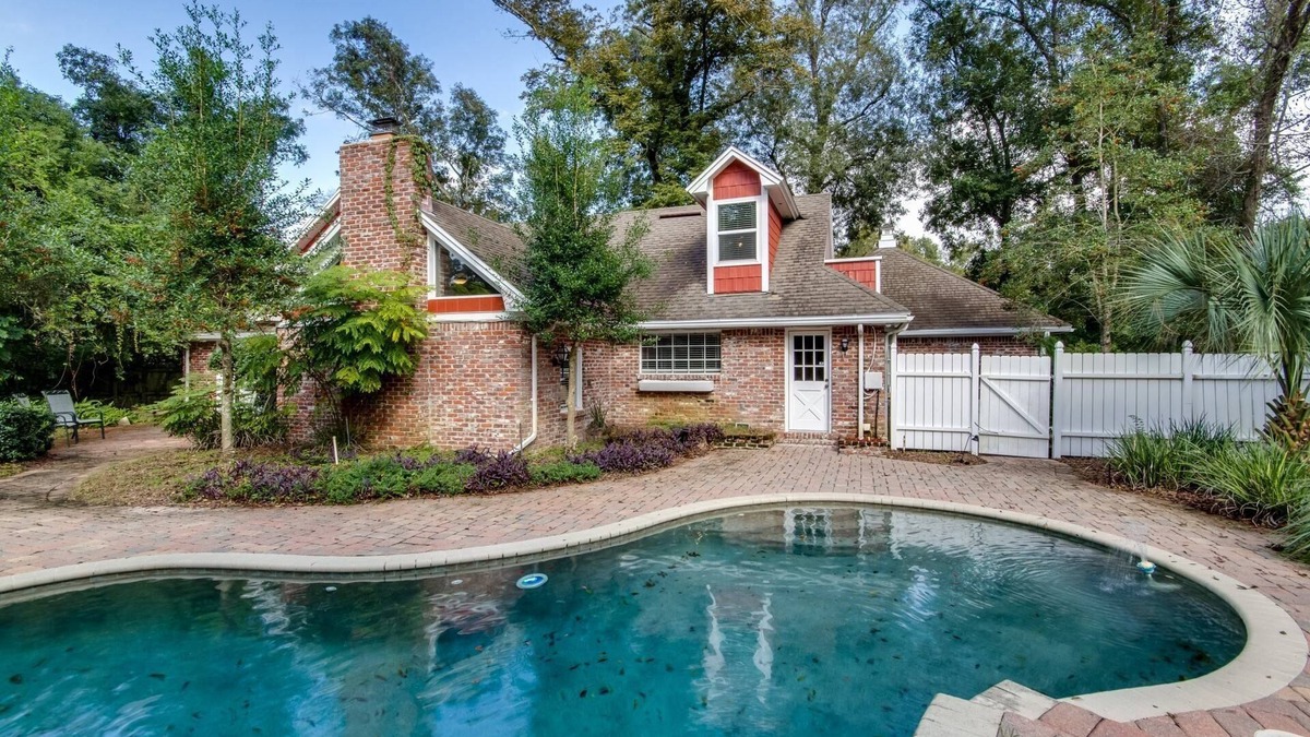 Orange Park House | Private Pool |1/2 Acre Wooded Lot |Feels Like an Authentic English Cottage |Fenced |Dogs Ok |3 Bikes