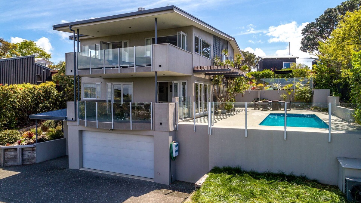Oneroa House | Private pool and vast sea views, central 4 bedroom house