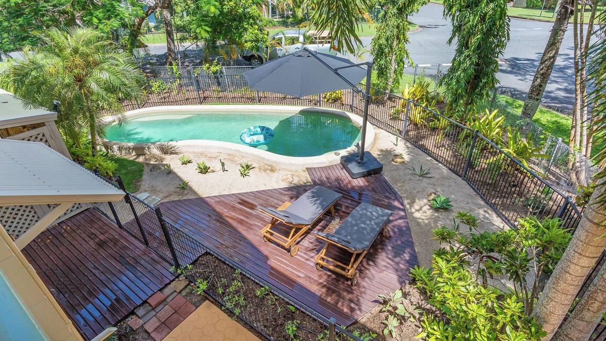 Holloways Beach Villa | Private Pool - Beach Townhouse