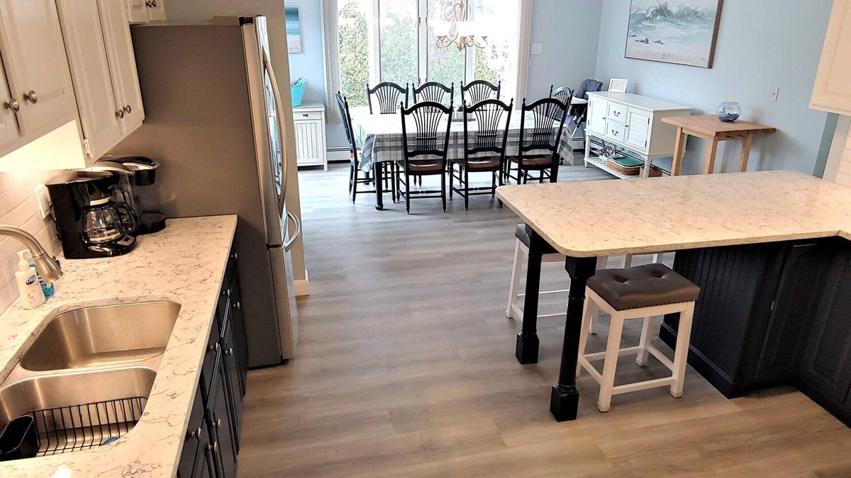Newport East House | Private POOL, Central air, walk to beach, new kitchen, king MBR