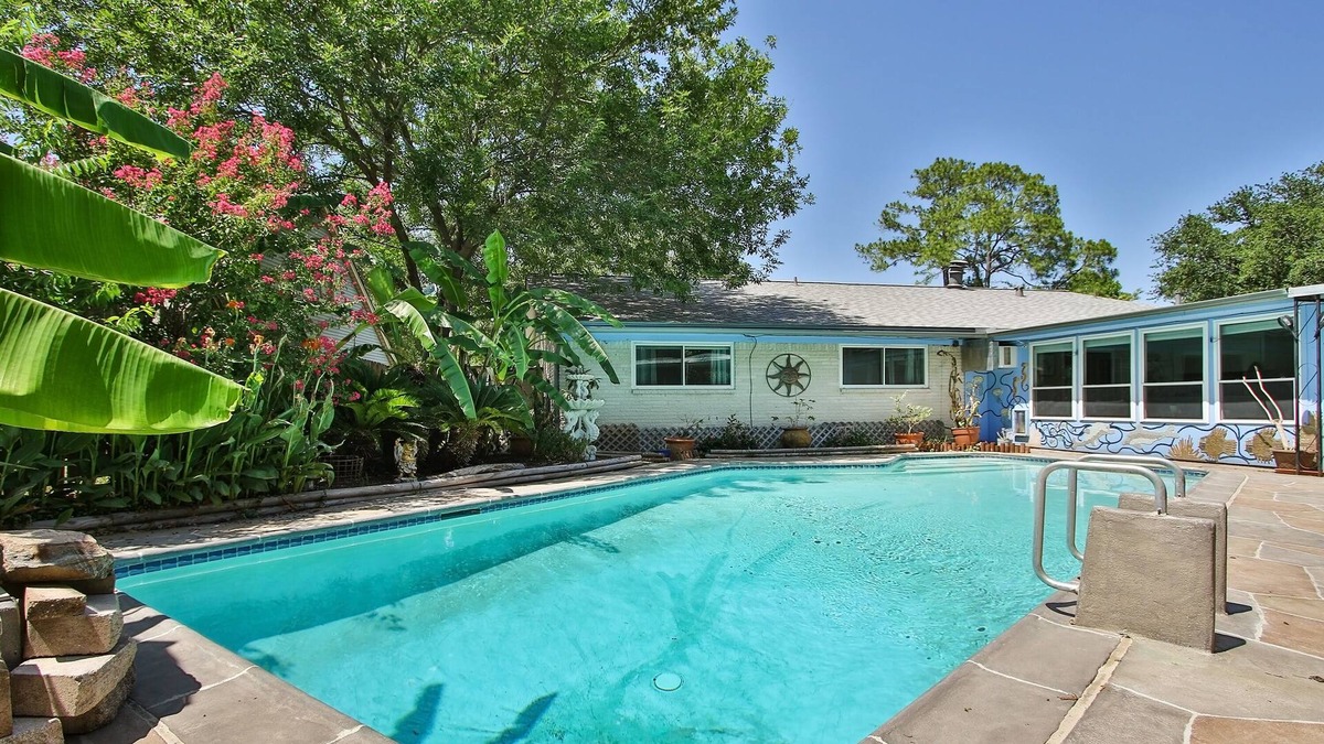 Spring Branch Central House | ✨Private Pool, City Oasis, King Suite, Hot Tub, & Bar✨