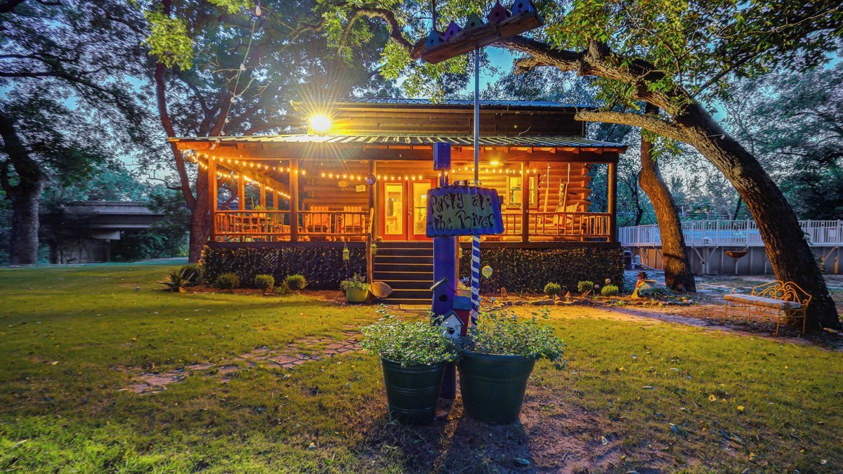 Evant Cabin | Private Pool: Fun Riverfront Retreat in Hamilton!