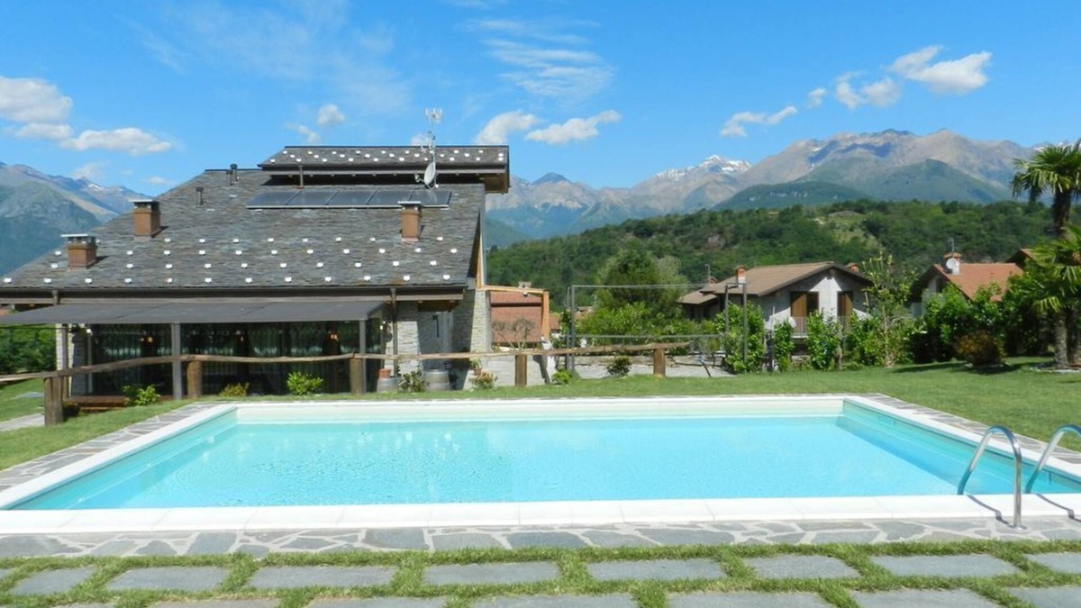 Colico Villa | private pool, garden of 2000m2, not far from beaches and the city center