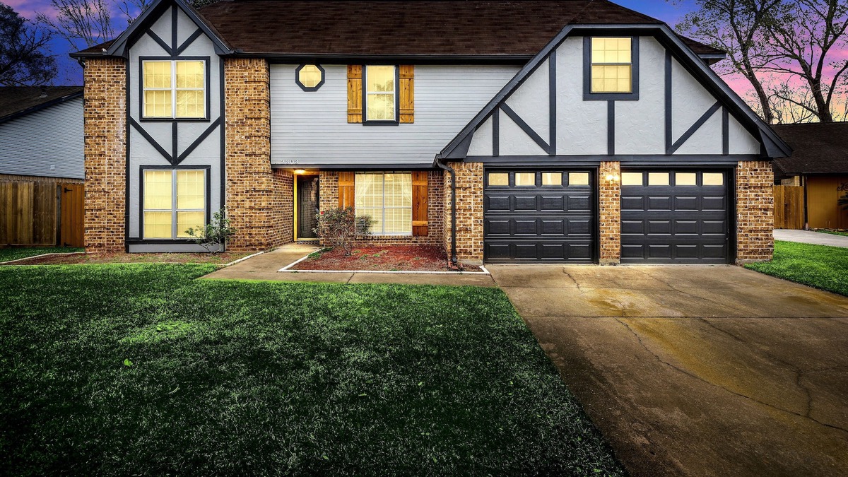 Pearland House | Private Pool, Hot Tub, Makeup Station, 75" TV, 5 Bedrooms, Fenced In Back Yard.