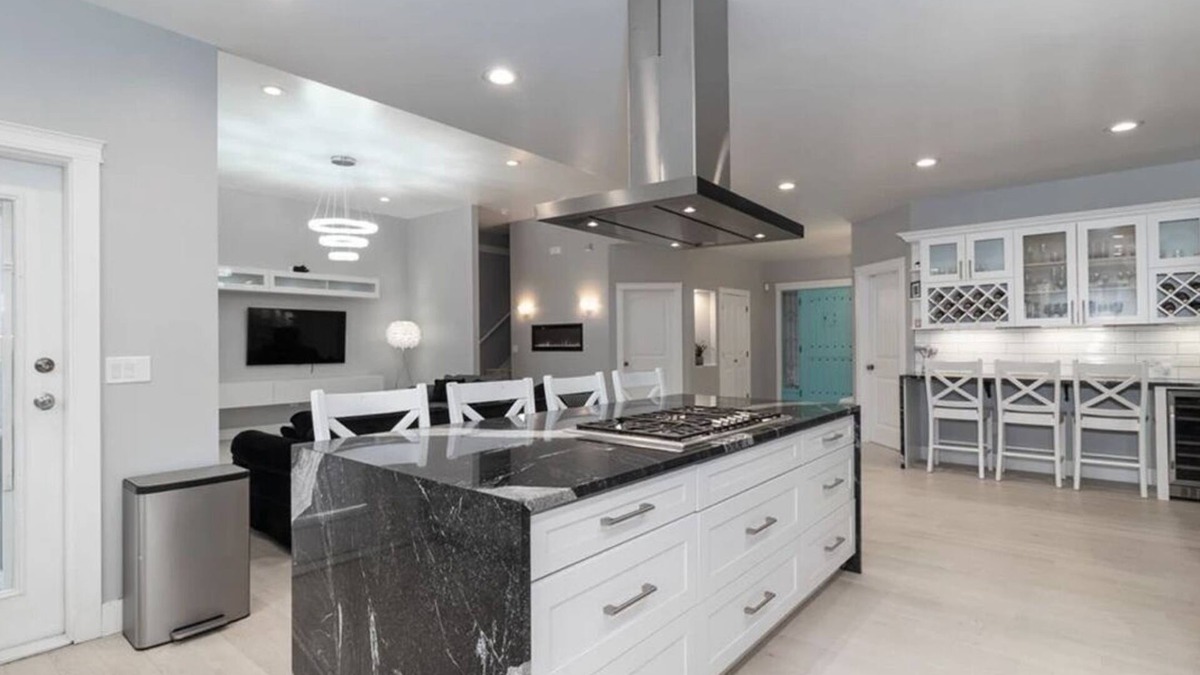 Regional District of Nanaimo House | Private Pool House With In Ground Pool and Hot Tub Located In Qualicum Beach