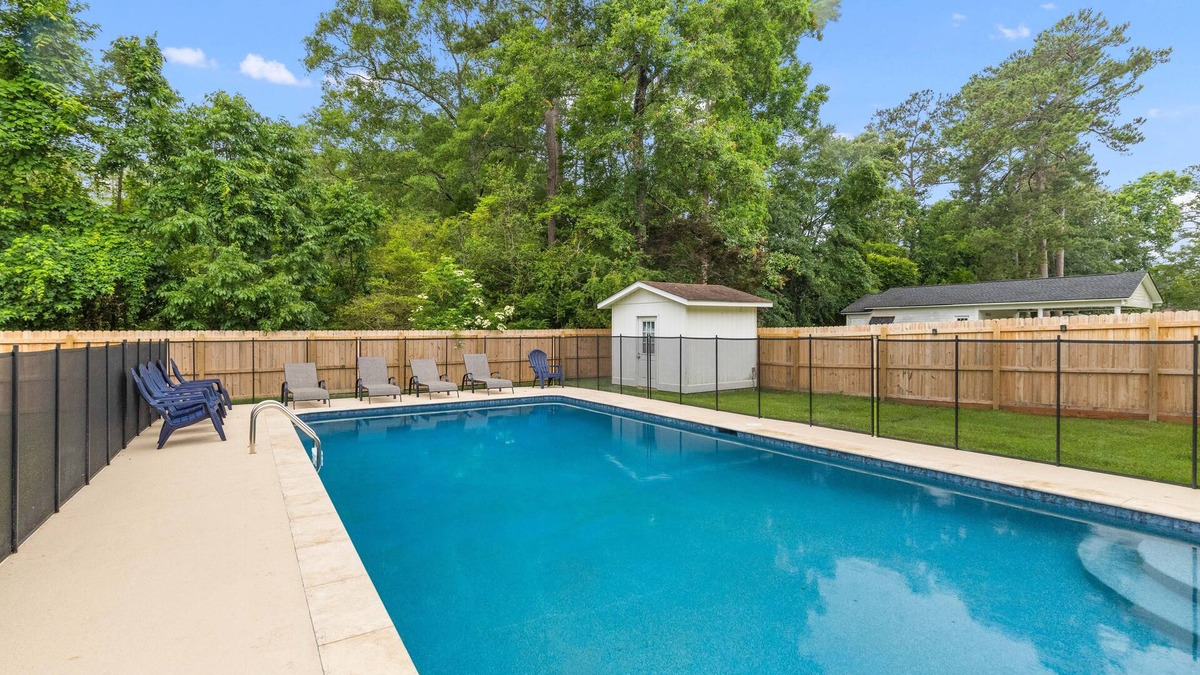 Lincolnville House | Private Pool~King Beds~Fire Pit~Sunroom~Near Charleston