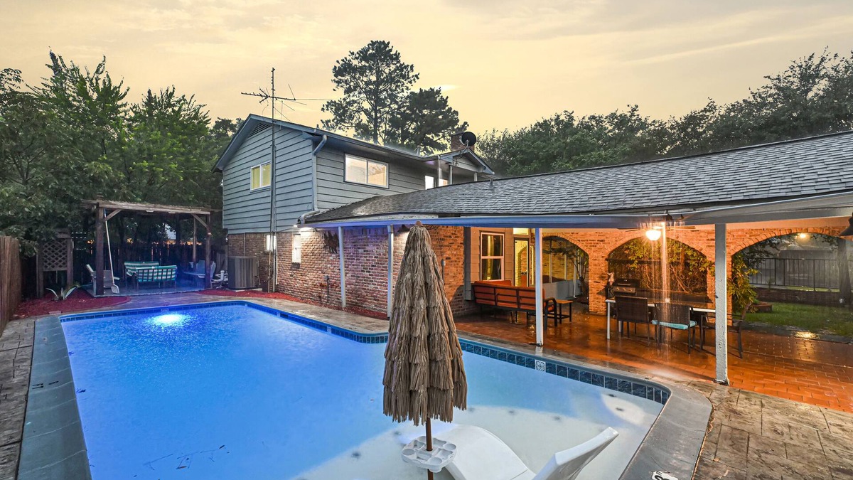 Sharpstown House | Private Pool ! King Bed ! Cozy Patio & BBQ 7b/4ba