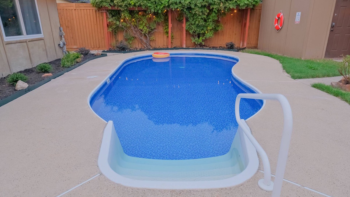 Keller House | Private Pool Oasis in the heart of DFW! Quiet and central.