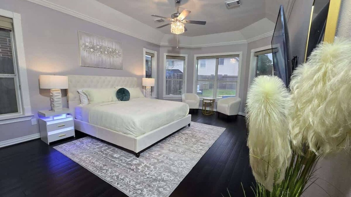 Pearland House | Private Pool Oasis | KING BED |Theater | Sleeps 12