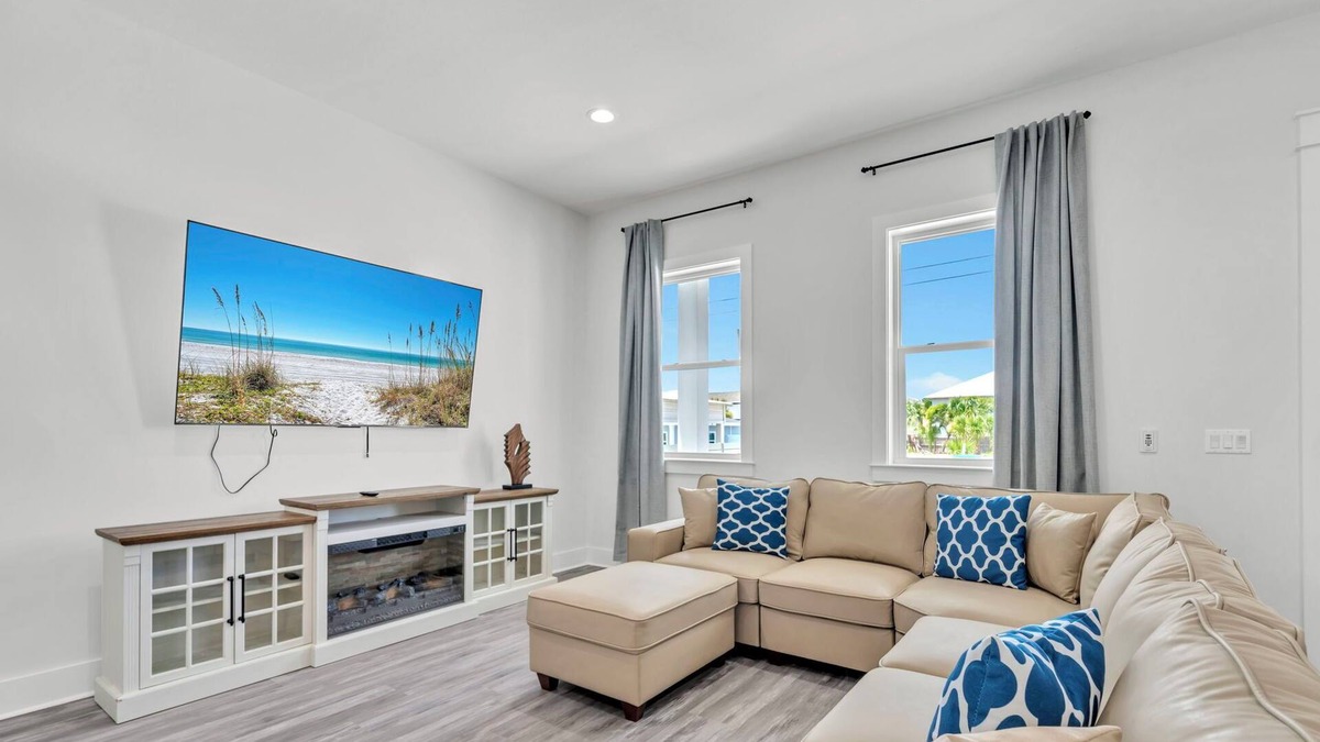 Bahama Beach House | 🌴Private Pool-Walk to Beach-Great Location-Evergreen Unit B☀️
