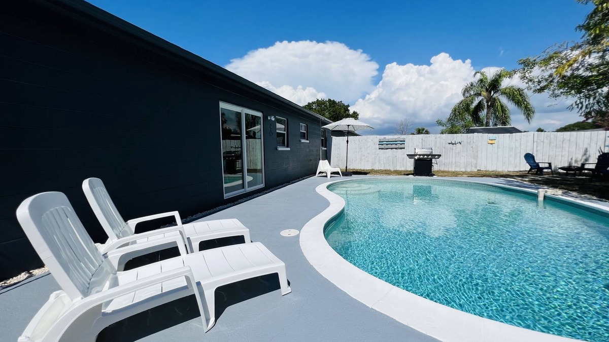 The Lakes House | Private Pool Villa 15 minutes from the Beach