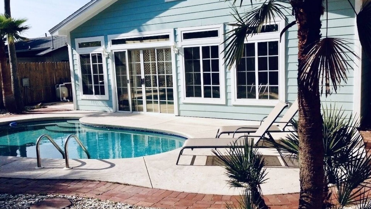 Riviera Beach House | Private Pool, Walk to Beach 🏖️, Bright Sun Room, Quiet West End