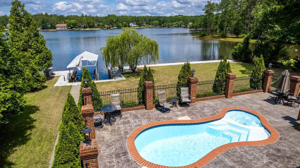Olivia House | Private Pool! WaterEdge Lake House