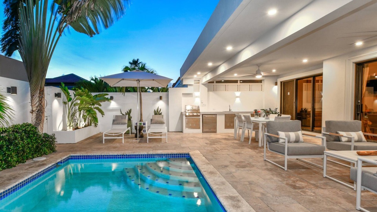 Gold Coast Condo | * PRIVATE POOL & YARD in Luxury Gold Coast Villa!*