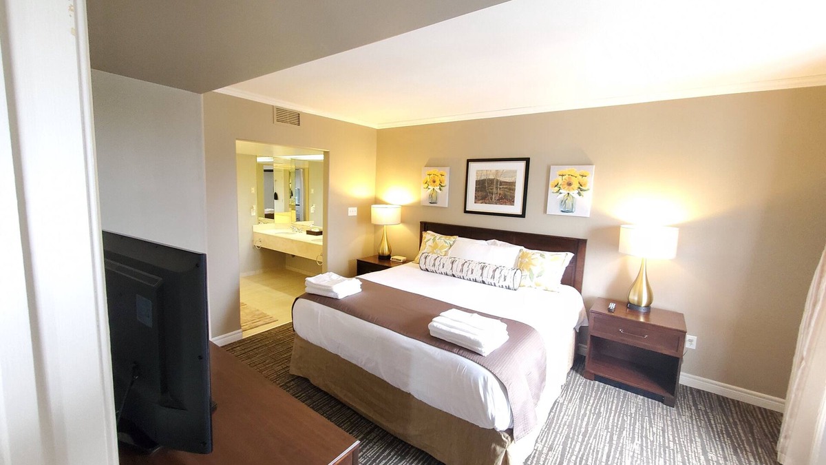 Oro-Medonte House | PRIVATE PRESIDENTIAL SUITE 1 BEDROOM