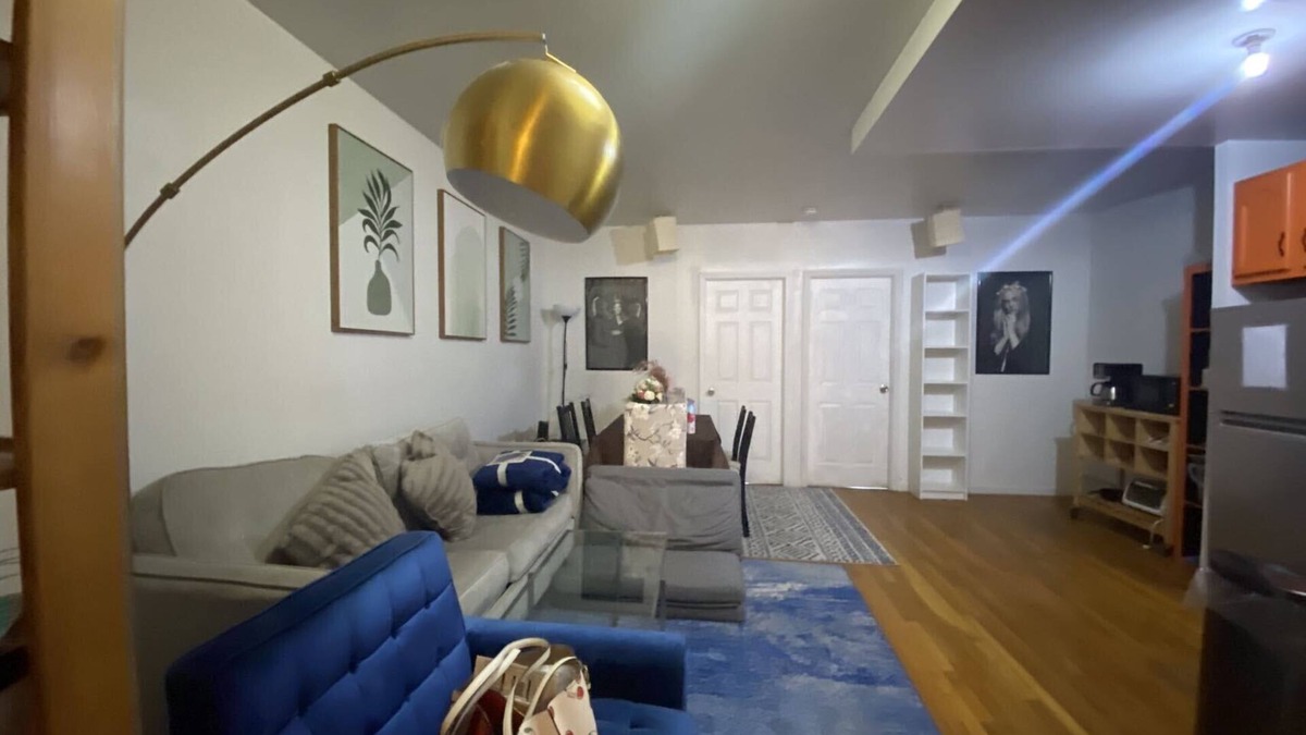 Bay Ridge Apartment | Private Queen Bed Room with Shared Bathroom/1 minutes to train station.
