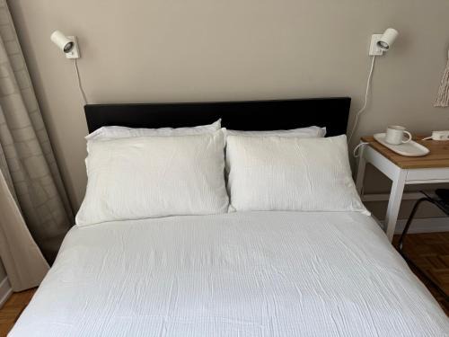St. James Town House | Private Queen Room in Downtown Toronto, Steps to Subway & CN Tower