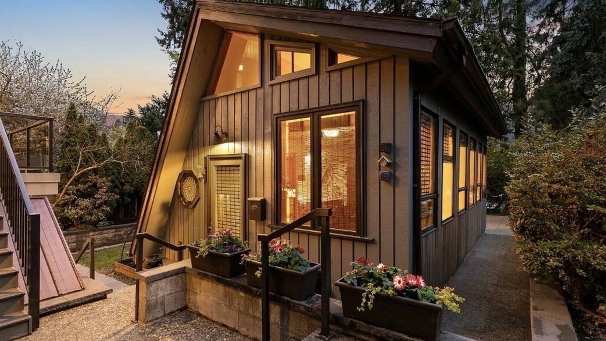 Lawton Park Cottage | Private Quiet Peaceful Cottage in the Garden