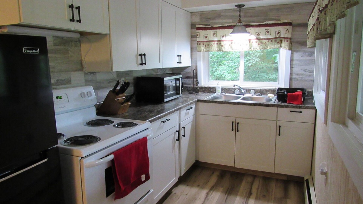 Everett RV Rental | Private, Quiet, Riverfront 3 bedroom Cottage at Woy Bridge Campground & Cabins