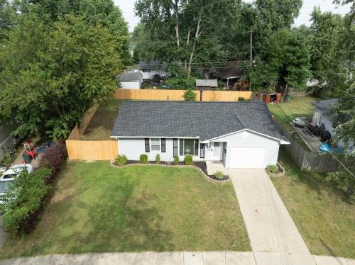 Royal Manor House | Private Ranch- Entire Home - Hot Tub - Pets & Kids Welcome - King Bed - Fenced Backyard - Free WiFi