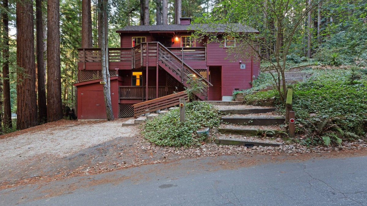 Felton House | Private, relaxing retreat in the redwoods with WiFi, a private deck & BBQ