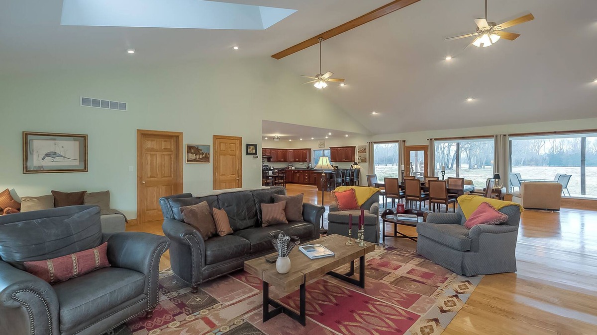 Versailles House | Private Residence on 37 Acres, 9 minutes to Keeneland.