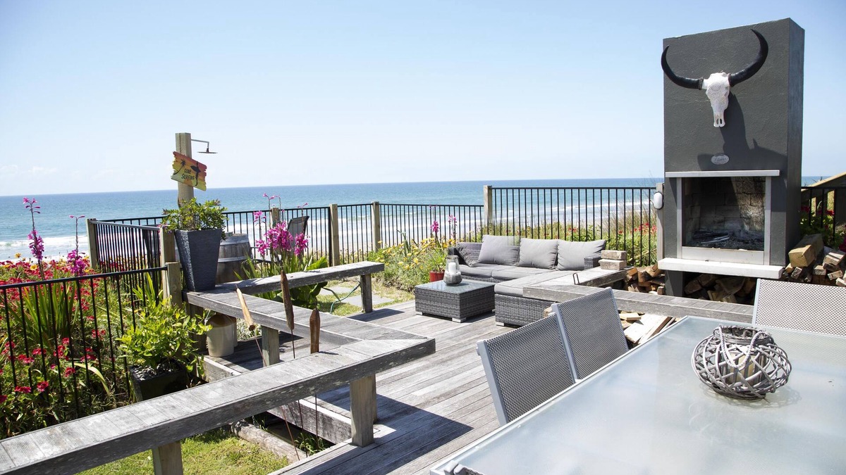 Pukehina House | Private Resort Style accommodation at Pukehina! Linen included