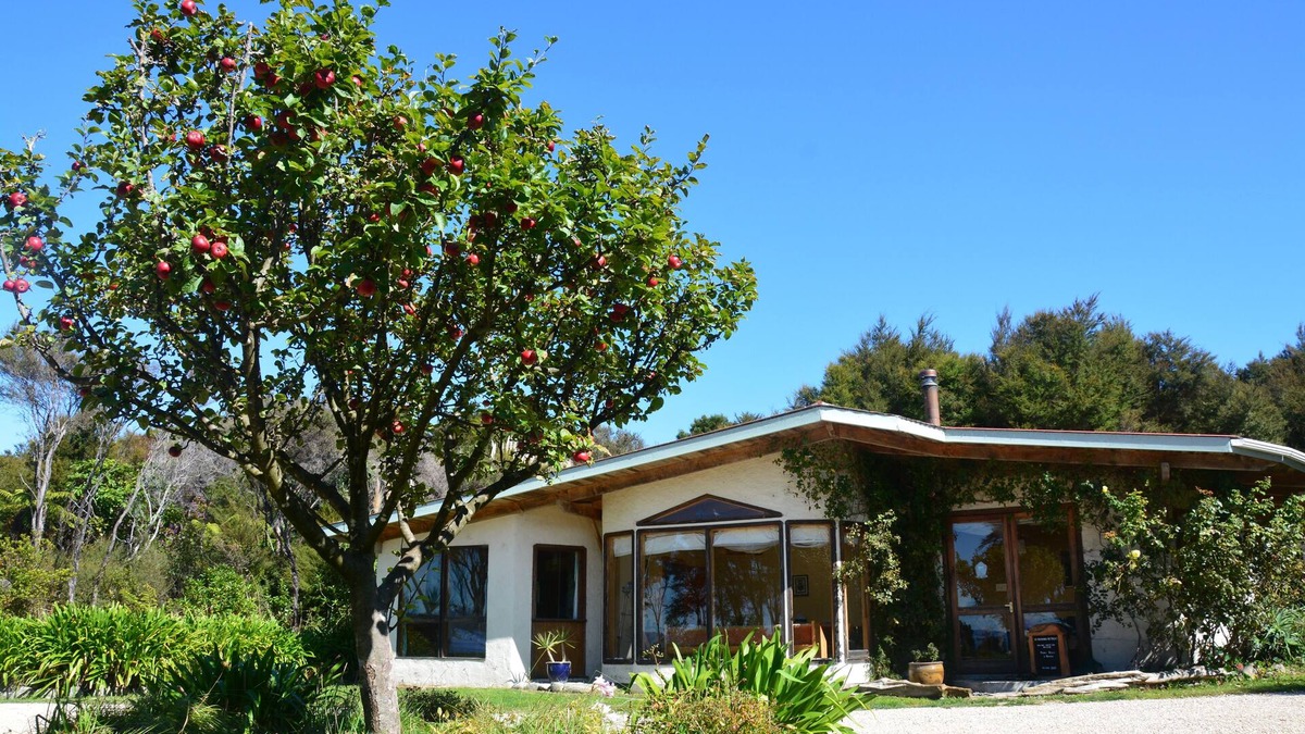 Collingwood Cabin | Private retreat for groups in stunning native bush with sea views.