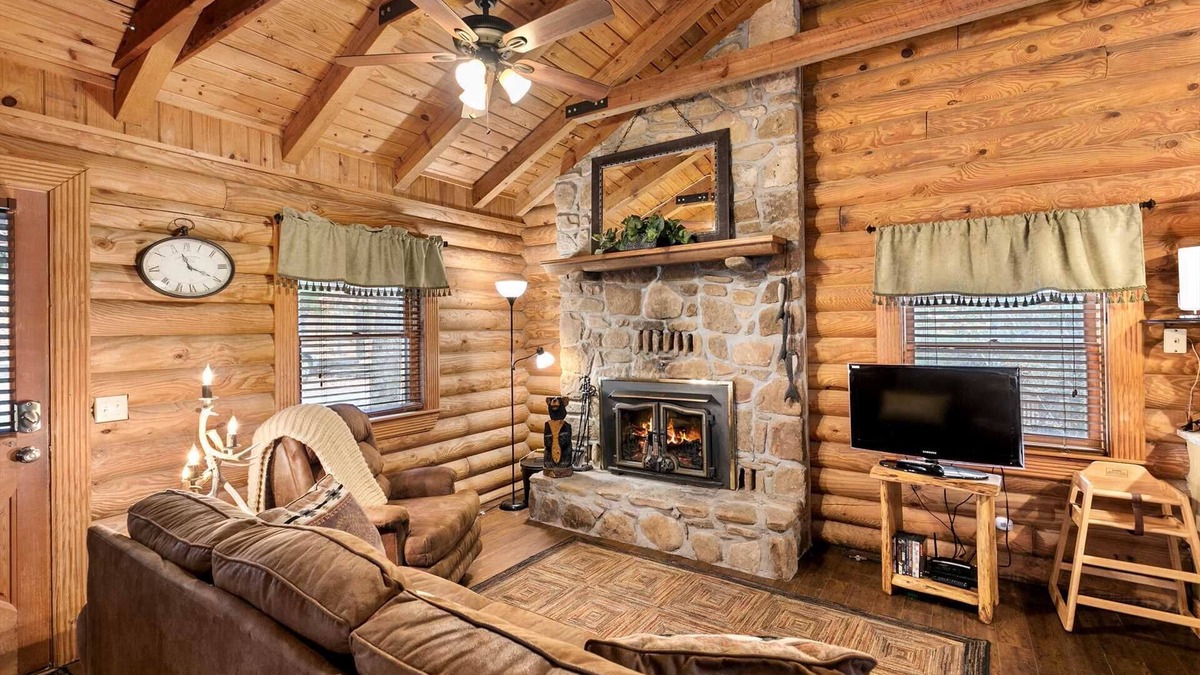Branson Theater District Cabin | Private Retreat! King Bed, Whirlpool Tub, Large Deck, Resort Amenities! | 154