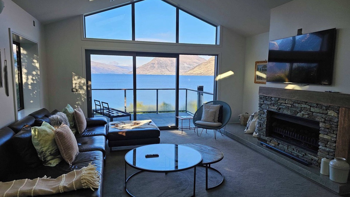 Kelvin Heights House | Private Retreat - Stunning Lake & Mountain Views!