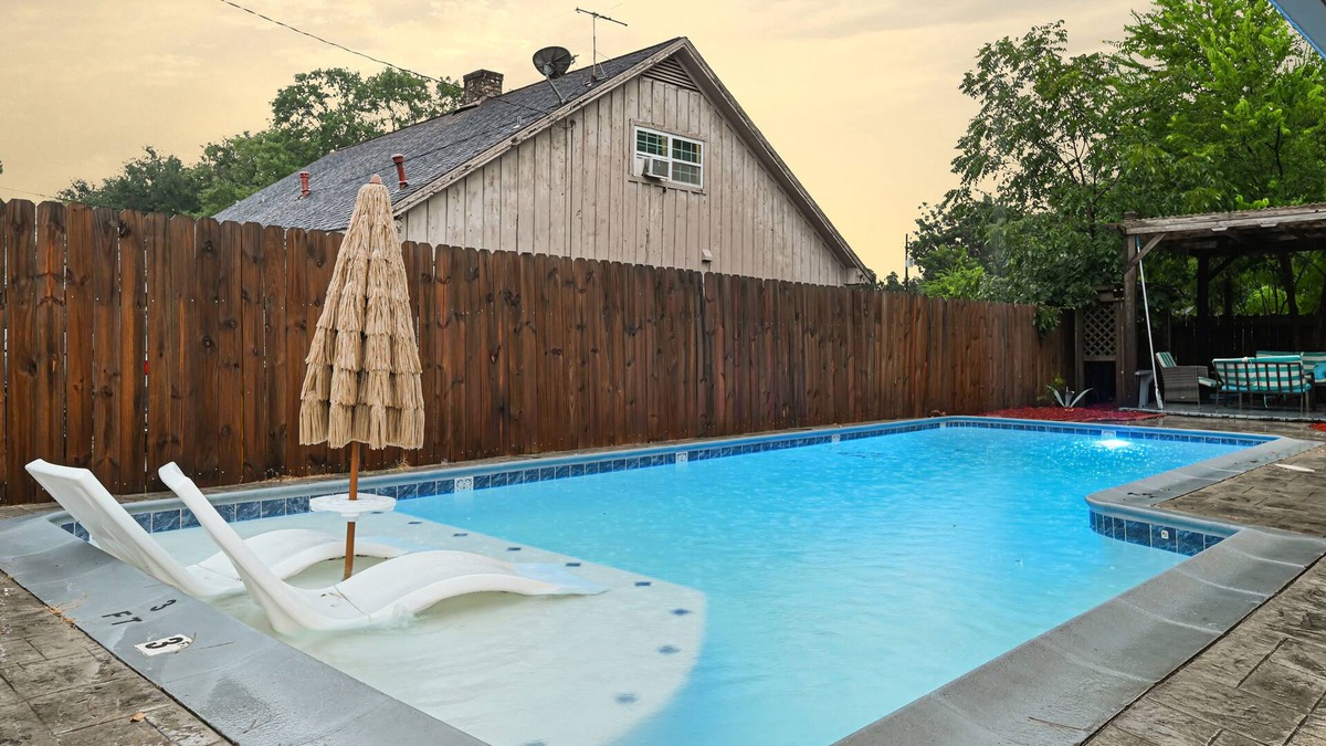Sharpstown House | Private Retreat w/Pool, Patio, BBQ! 6BR 3BA Gem