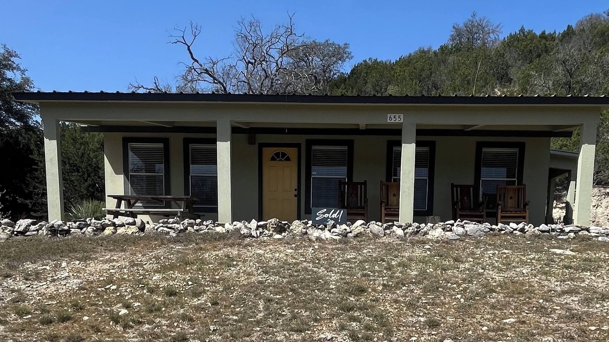 Leakey House | Private river access! Quiet, nPeaceful.sleeps 6. amazing views.
