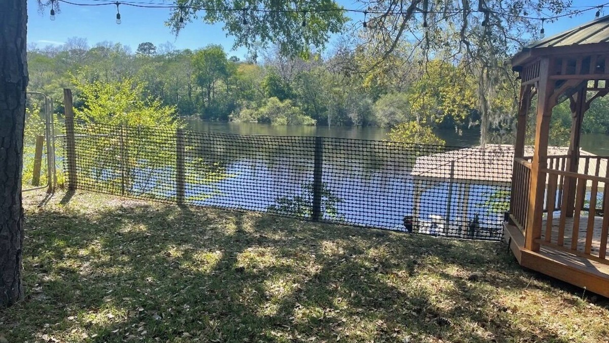 Bell House | Private River Paradise- Cozy 3-bedroom house in welcoming Bell, Fl- with WiFi