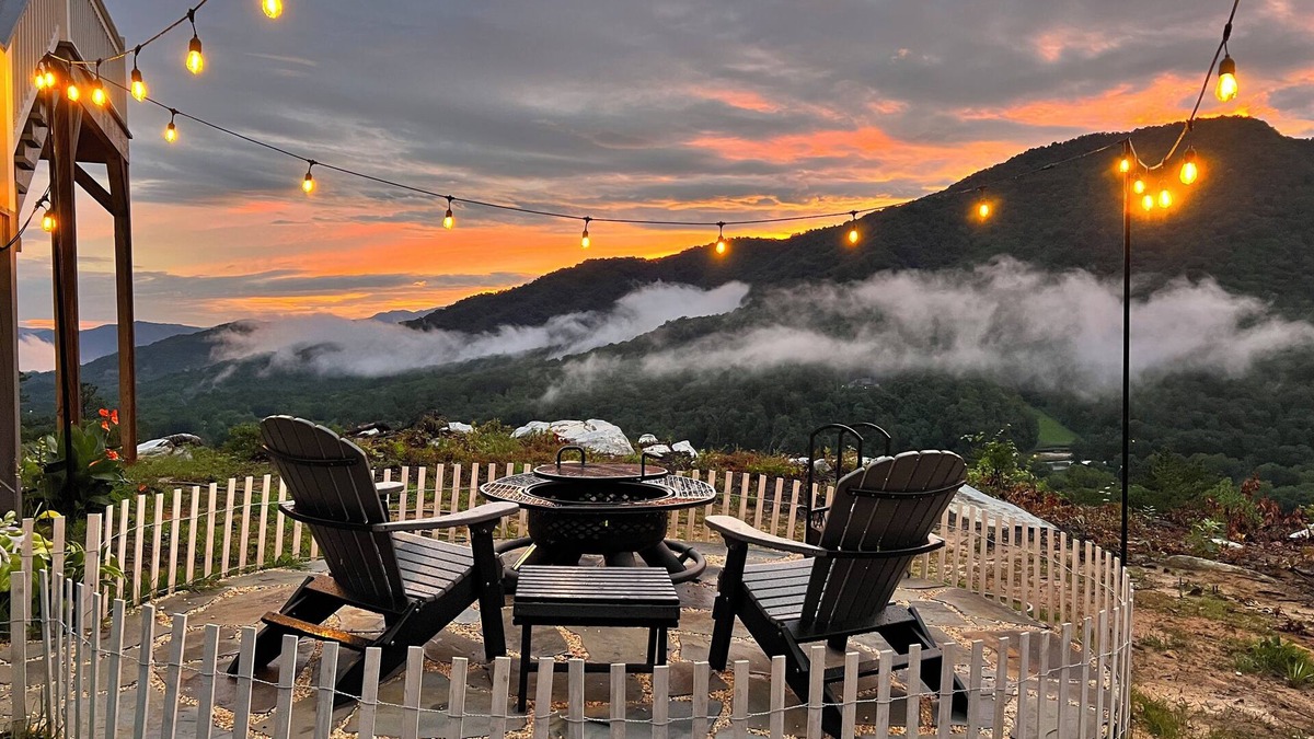Frank House | Private Romantic Loft with a VIEW! Heartbeat Area for Hiking & Waterfalls!