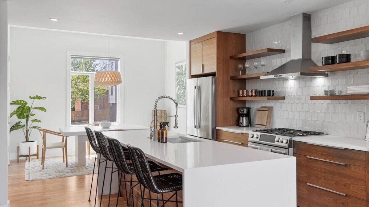East End House | Private Rooftop, Garage - Walk to Restaurants, Shops & Coffee