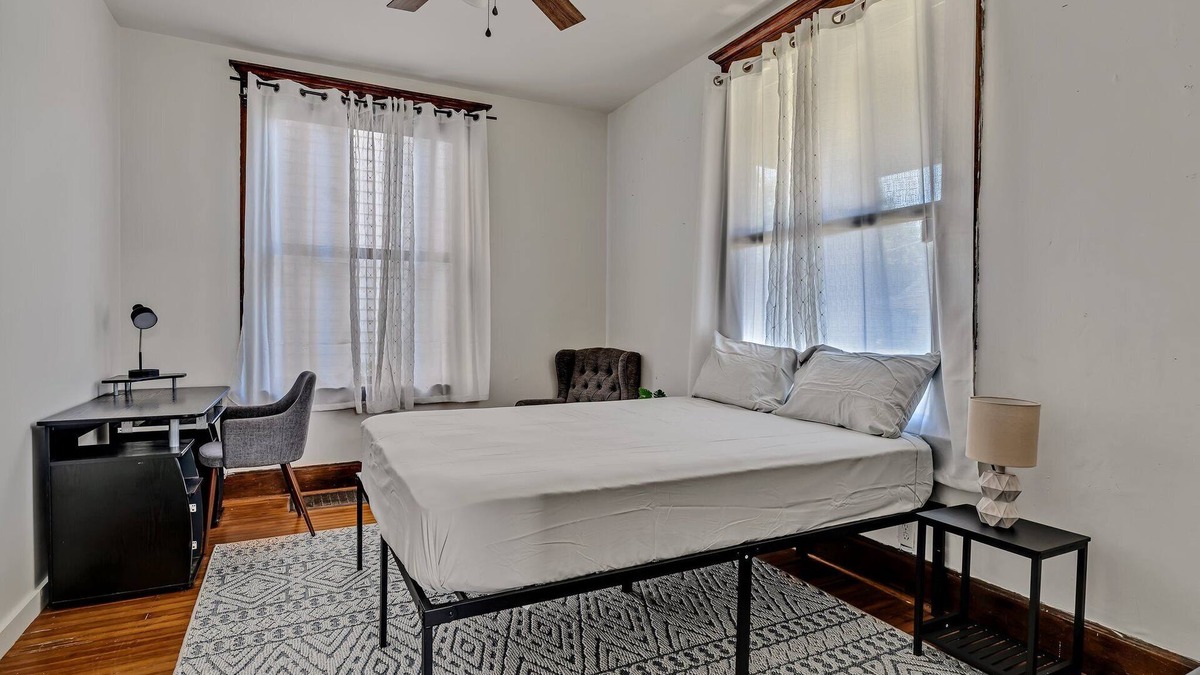 Evansville House | Private Room A in Shared House with Common Areas – Comfortable and Convenient