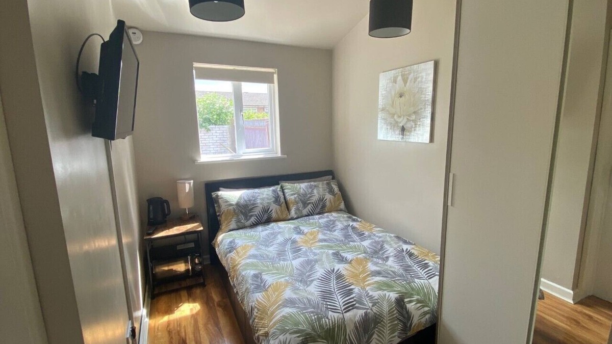 Warwick Apartment | Private room and bathroom with own entrance near Warwick town ctr