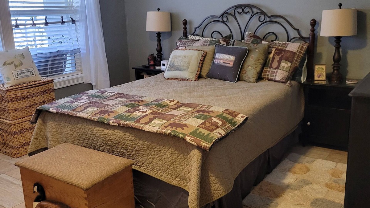 Chariton County Apartment | Private Room and Living Room on Beautiful Lakefront Getaway