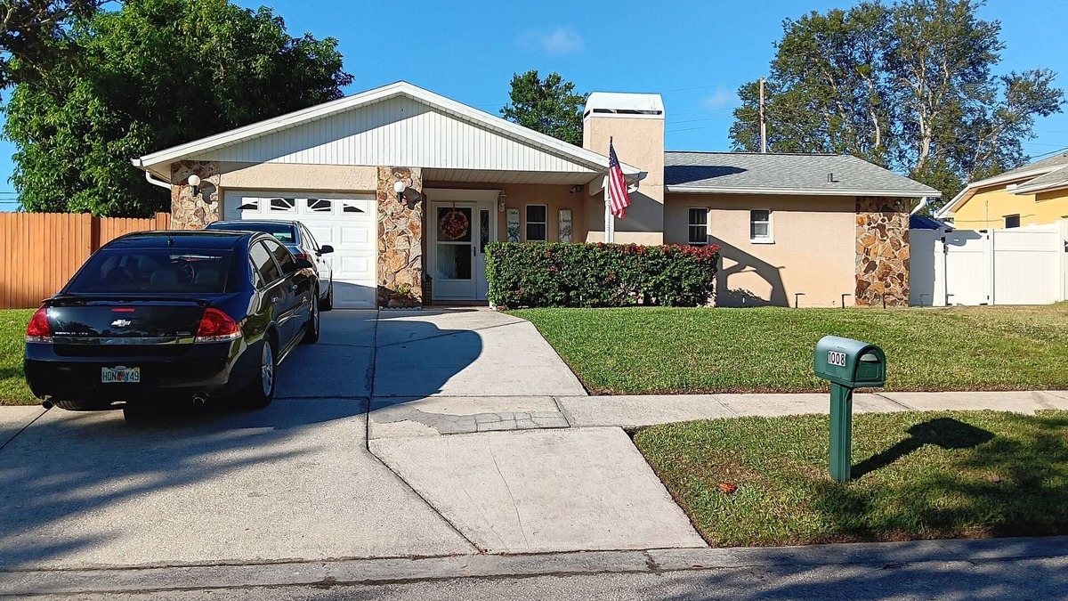 Tarpon Springs House | Private room and bathroom in beautiful Tarpon Spring only minutes to beaches!