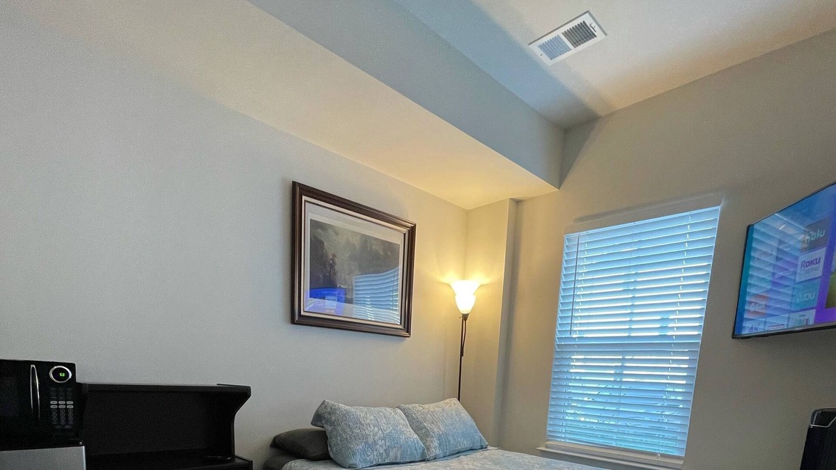 Glen Burnie House | Private Room - Creek Side
