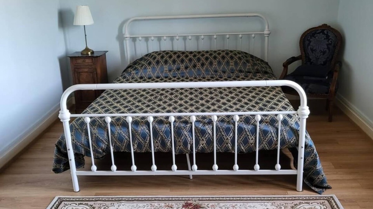 Saint-Just-d'Avray Bed & Breakfast | Private room with shower and washbasin
