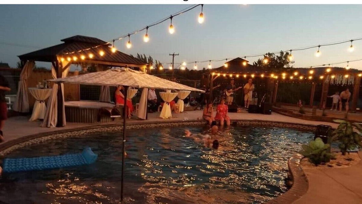 Altamont House | Private Room in home with year round pool and hot tub